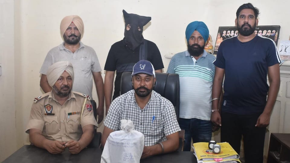 Inter-state opium smuggling gang busted, two arrested with drug money