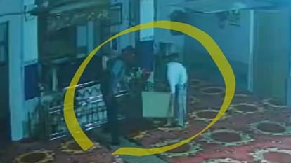 कपूरथला के गुरुद्वारा में चोरी: मुख्य गेट का ताला तोड़ घूसे चोर, गोलक से नकदी चुराई, वारदात सीसीटीवी में कैद Theft in Gurudwara of Kapurthala Thieves broke the lock of the main gate stole cash from Golak captured in CCT