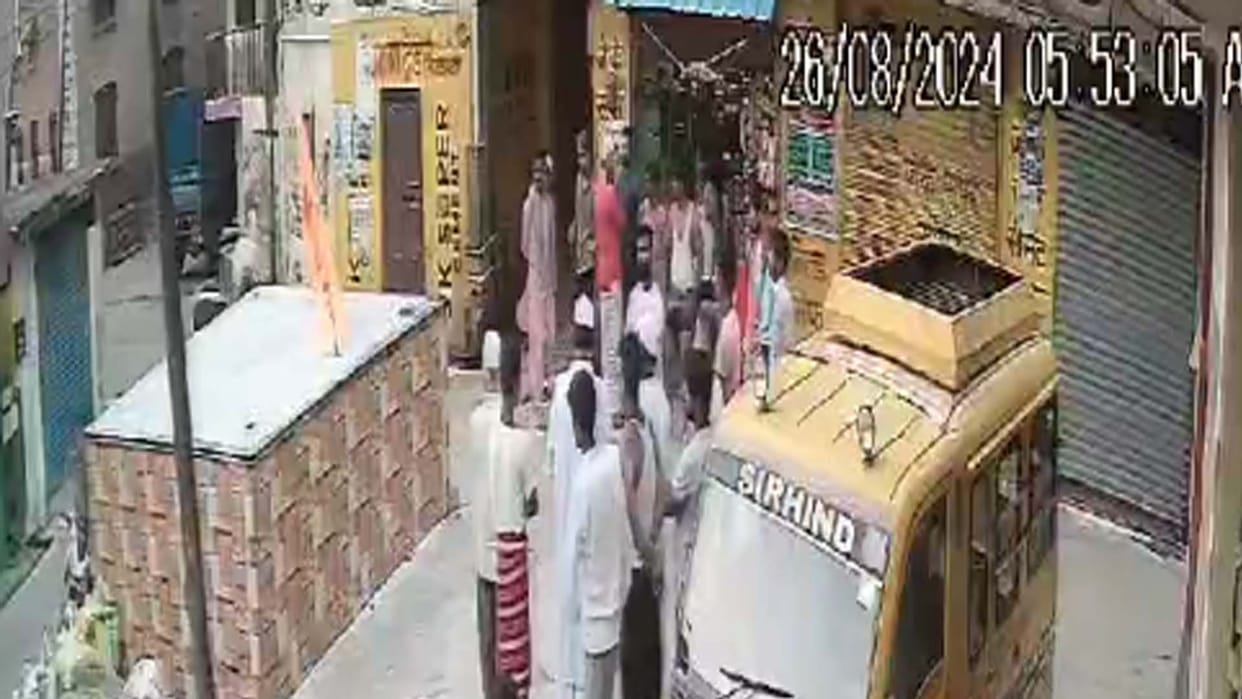 Kannauj: Saffron flag hoisted at Imam Chowk, people angry, incident captured on CCTV