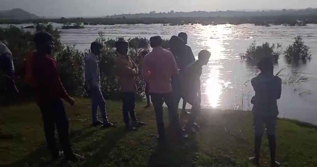 शहडोल में सोन नदी का पानी बढ़ जाने से दो लोग फंस गए।
