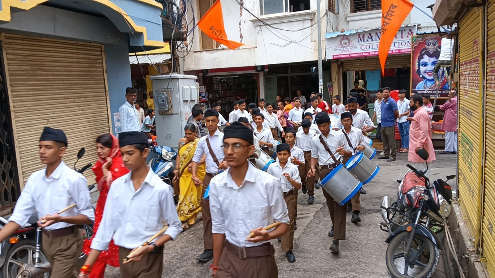 शाजापुर में संघ के घोष दल ने मंदिरों में जाकर बांसुरी वादन किया।