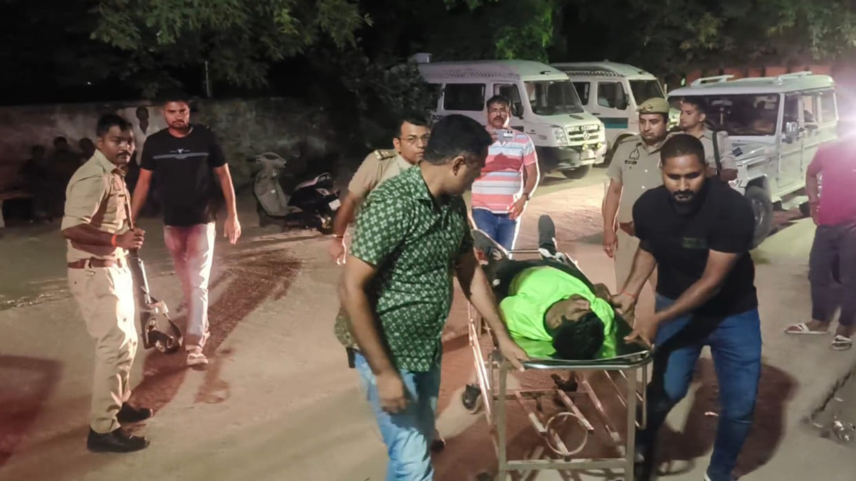 The accused of molest a girl in Deoria escaped from police custody, got injured in the encounter.
