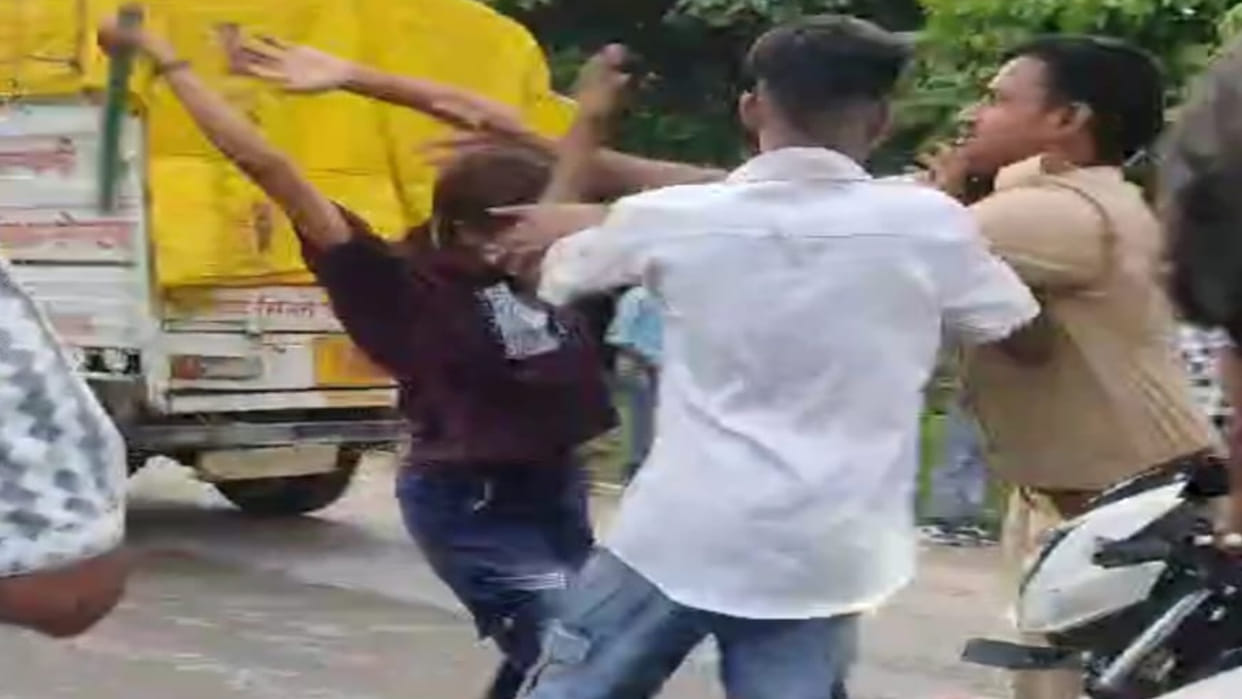 In Kushinagar, the girl clashed with the policeman who came to resolve the dispute, tore her uniform.