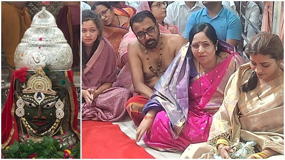Ujjain News: Union Minister Prataprao Ganpatrao Jadhav visited Baba Mahakal Mandir with his family