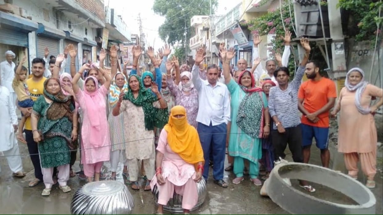 Sonipat: Sewer overflow in Vishal Nagar since one month, people blocked road