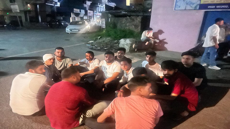 Students surrounded the police post in haldwani