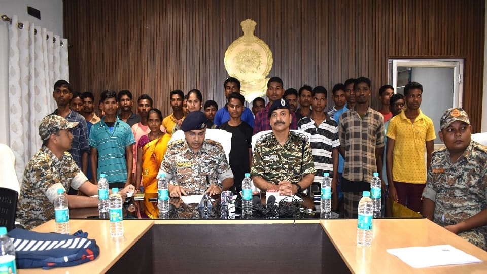 25 Naxalites including six hardcore ones have renounced Naxalism in Bijapur