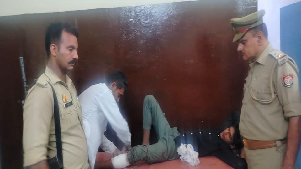 Shamli: A criminal who stole two guns was caught in an encounter, injured by a bullet in his leg.