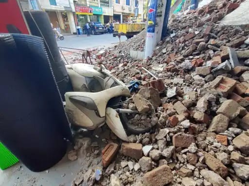 While demolishing a dilapidated building in Bhopal, a laborer got trapped under the rubble, was rescued in tim