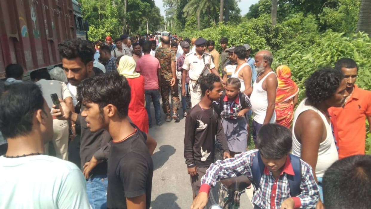 Bihar News : Bihar Police investigation after three friends died in motihari collided with truck making reel.