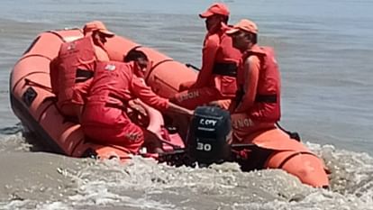 Gopalganj: गंडक नदी में डूबे चार युवकों की दूसरे दिन भी तलाश जारी, मौके पर पहुंचे विधायक प्रेमशंकर प्रसाद Gopalganj Search for four youths drowned in Gandak river continues on second day