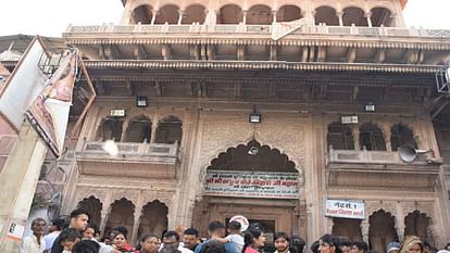 Banke Bihari Temple Incident Flower Bungalow Collapses After Rope Breaks Panic Among Devotees in Vrindavan