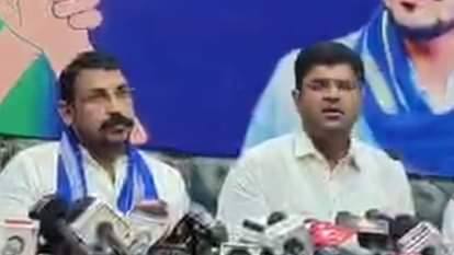 गठबंधन का एलान करते दुष्यंत चौटाला।