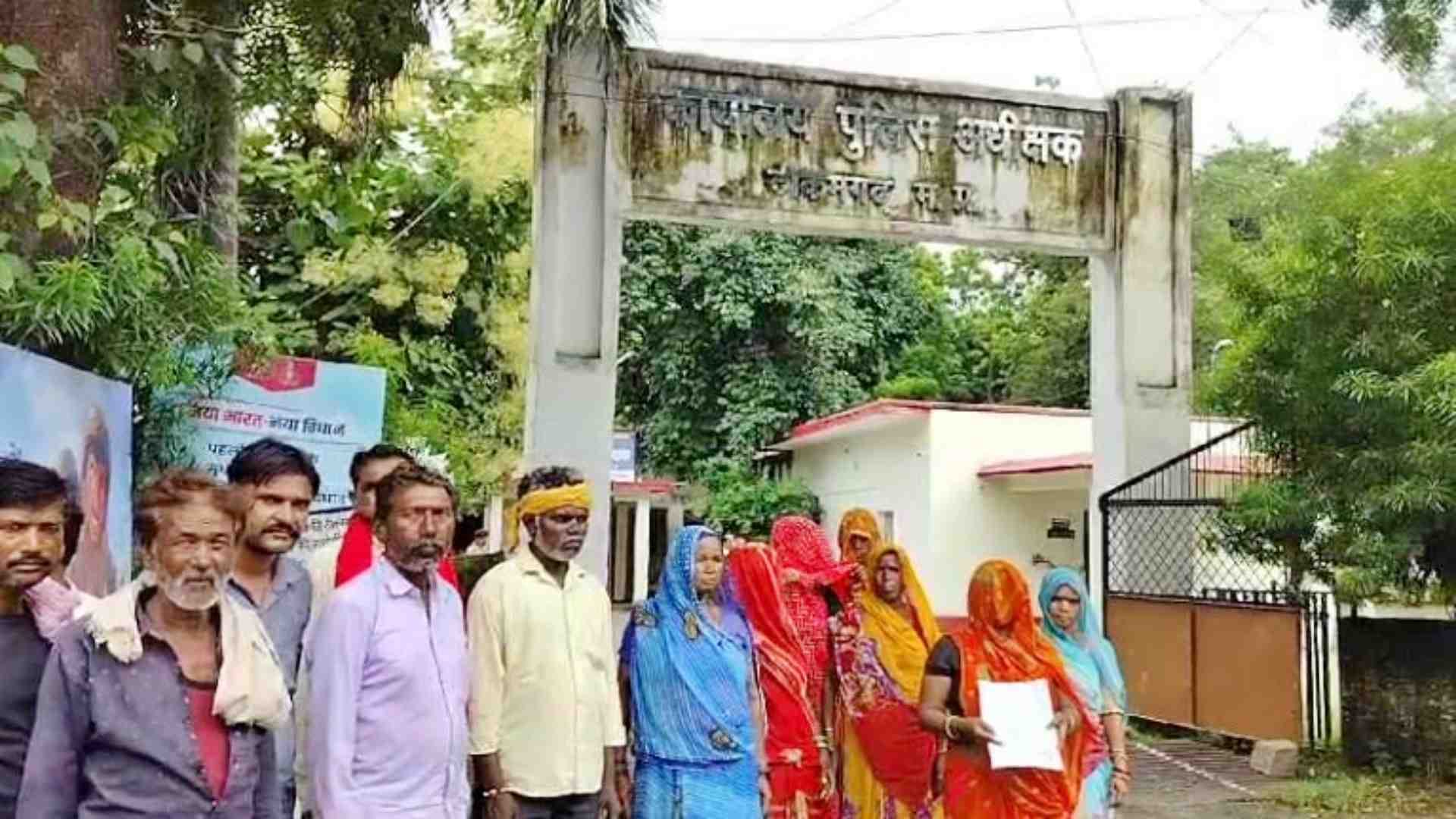 एसपी ऑफिस पहुंचे पीड़ित मां-बाप।