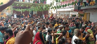Mathura Nandotsav: गोकुल में मच गयो हल्ला... नंद भवन से लेकर रास चबूतरे तक, झूम रहे भक्त; देखें वीडियो Mathura Nandotsav after krishna janmashtami celebration started in Vrindavan Gokul