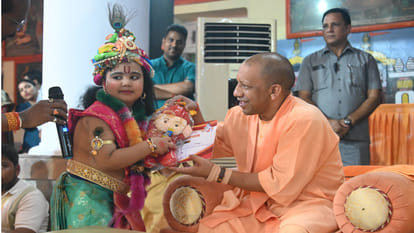 CM Yogi Adityanath offered prayers at Gorakhnath temple on Janmashtami