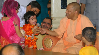 CM Yogi Adityanath offered prayers at Gorakhnath temple on Janmashtami