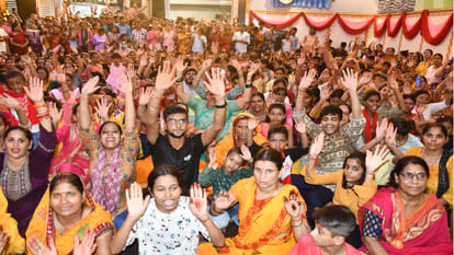 Lord Krishna's birth anniversary was celebrated with great pomp in the temples and homes of Gorakhpur.