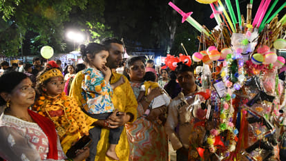 Lord Krishna's birth anniversary was celebrated with great pomp in the temples and homes of Gorakhpur.