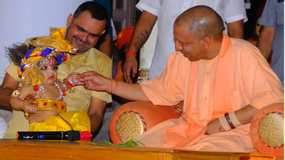 CM Yogi Adityanath offered prayers at Gorakhnath temple on Janmashtami