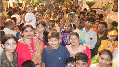 Lord Krishna's birth anniversary was celebrated with great pomp in the temples and homes of Gorakhpur.