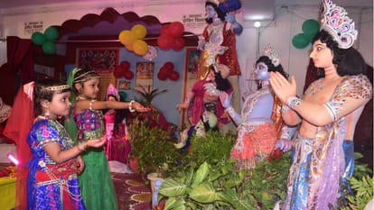 Lord Krishna's birth anniversary was celebrated with great pomp in the temples and homes of Gorakhpur.