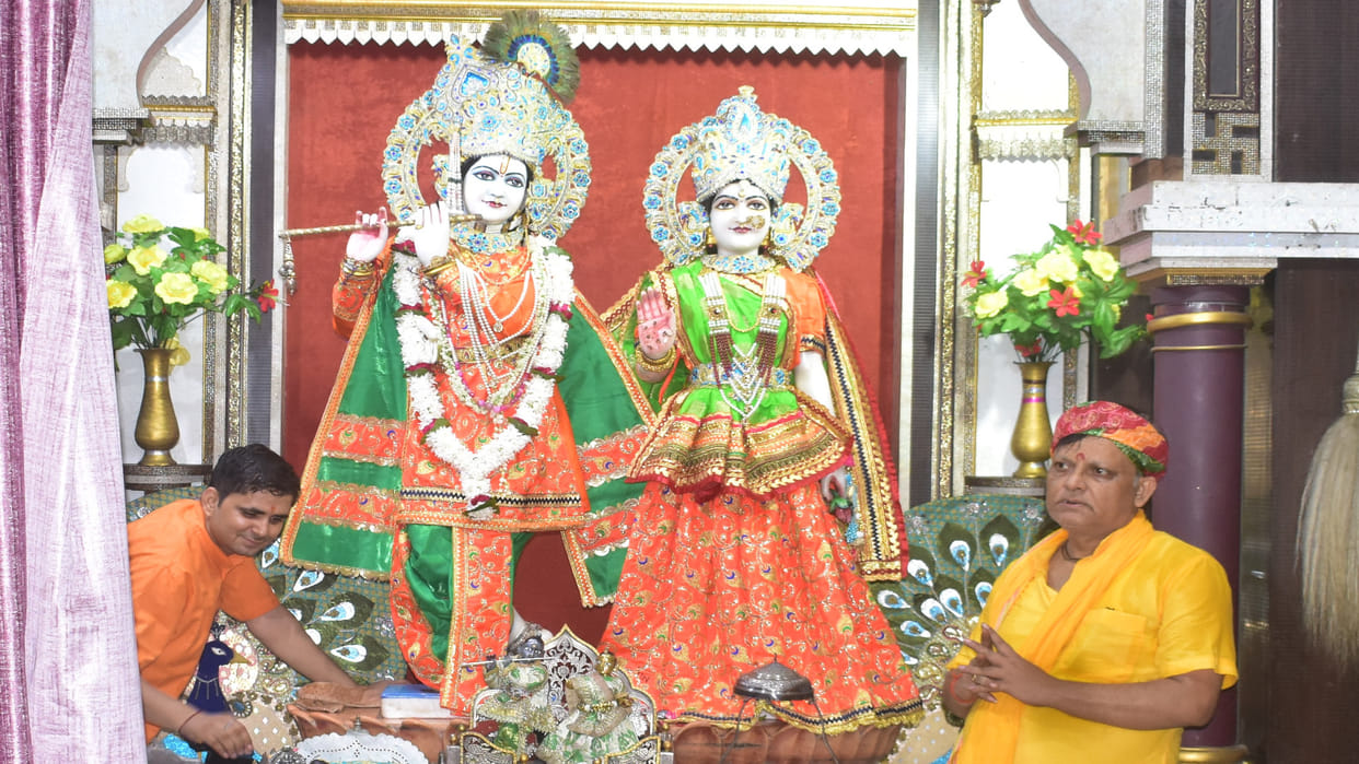Lord Krishna's birth anniversary was celebrated with great pomp in the temples and homes of Gorakhpur.