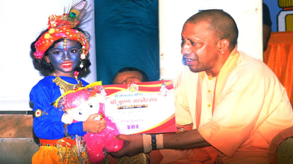 CM Yogi Adityanath offered prayers at Gorakhnath temple on Janmashtami