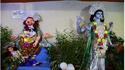 Lord Krishna's birth anniversary was celebrated with great pomp in the temples and homes of Gorakhpur.
