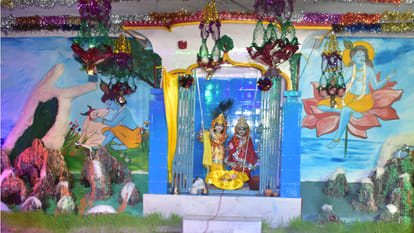 Lord Krishna's birth anniversary was celebrated with great pomp in the temples and homes of Gorakhpur.