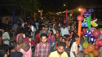 Lord Krishna's birth anniversary was celebrated with great pomp in the temples and homes of Gorakhpur.