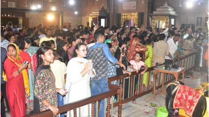 Lord Krishna's birth anniversary was celebrated with great pomp in the temples and homes of Gorakhpur.
