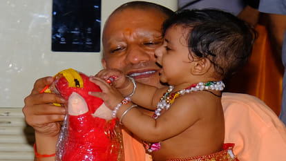 CM Yogi Adityanath offered prayers at Gorakhnath temple on Janmashtami