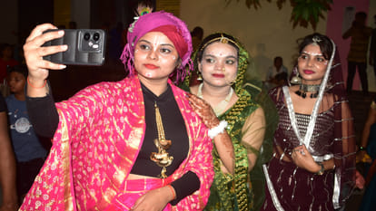 Lord Krishna's birth anniversary was celebrated with great pomp in the temples and homes of Gorakhpur.