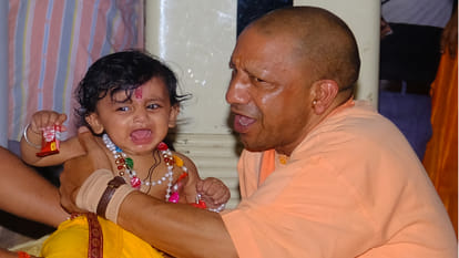 CM Yogi Adityanath offered prayers at Gorakhnath temple on Janmashtami