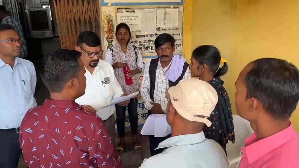 जिला शिक्षा अधिकारी से पीड़िता ने की शिकायत