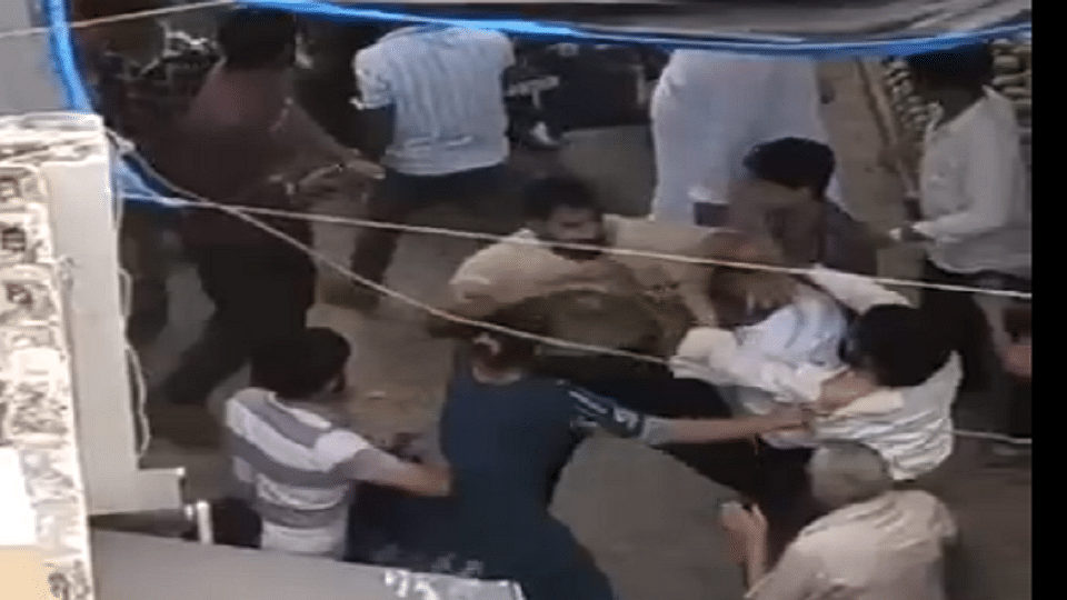 Shamli: Six-seven youths filled the market and beat up gym trainer and his mother, watch viral video