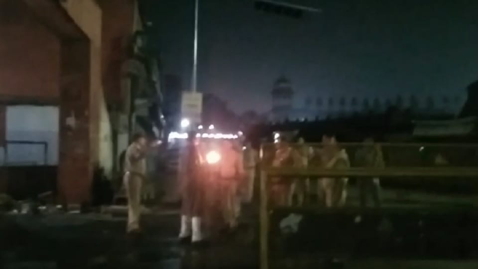 Young man reached to perform Aarti outside Jama Masjid on Janmashtami