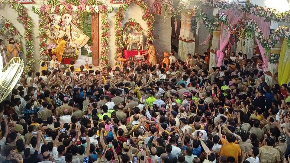 Janmashtami 2024: Mathura reverberated with cheers As soon as Kanha born welcomed with shower of flowers video