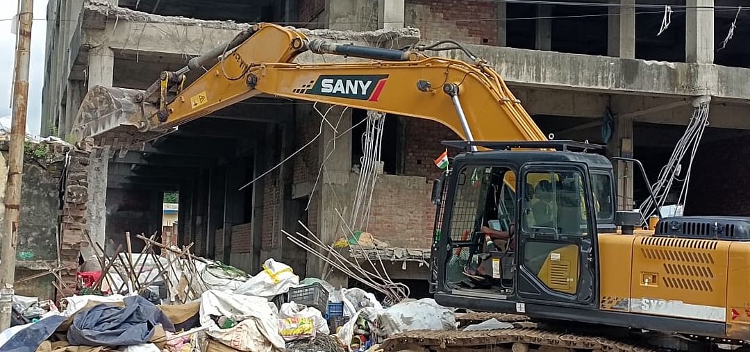 Bulldozer ran on shopping mall without standards, construction was going on protected land of Raza & Company