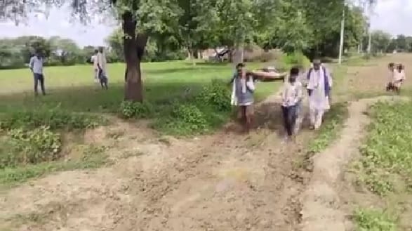 The patient was taken to the hospital on a cot in Chitrakoot, the ambulance could not reach due to bad road