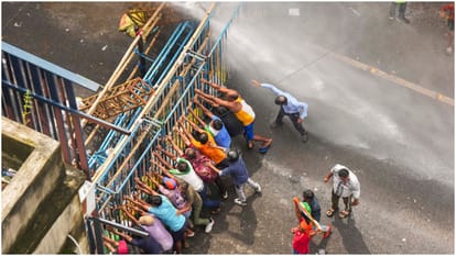 West Bengal Kolkata Nabanna Abhijan: Lathicharge on protesting students taking police fired tear gas shells
