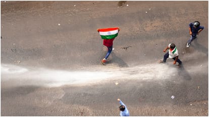 West Bengal Kolkata Nabanna Abhijan: Lathicharge on protesting students taking police fired tear gas shells