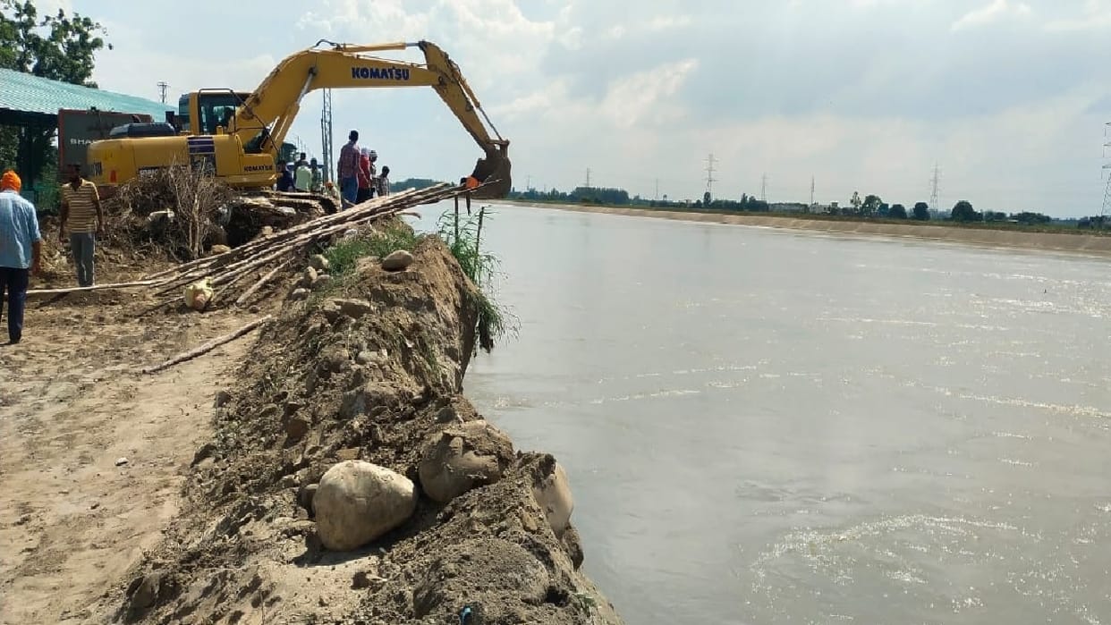erosion in bank of Western Yamuna Canal in Karnal, causing panic in   department