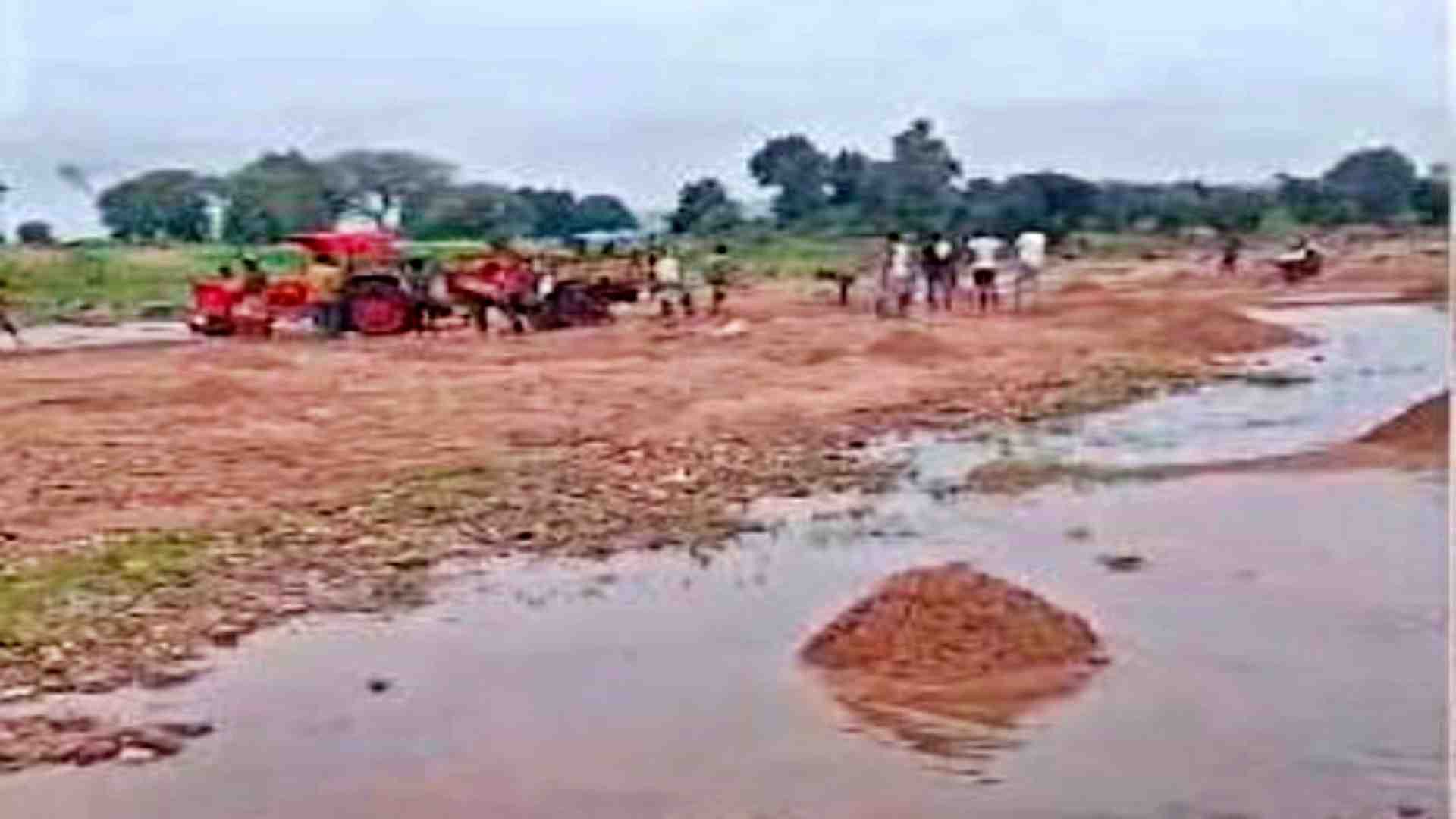 नदी में किया जा रहा रेत खनन।