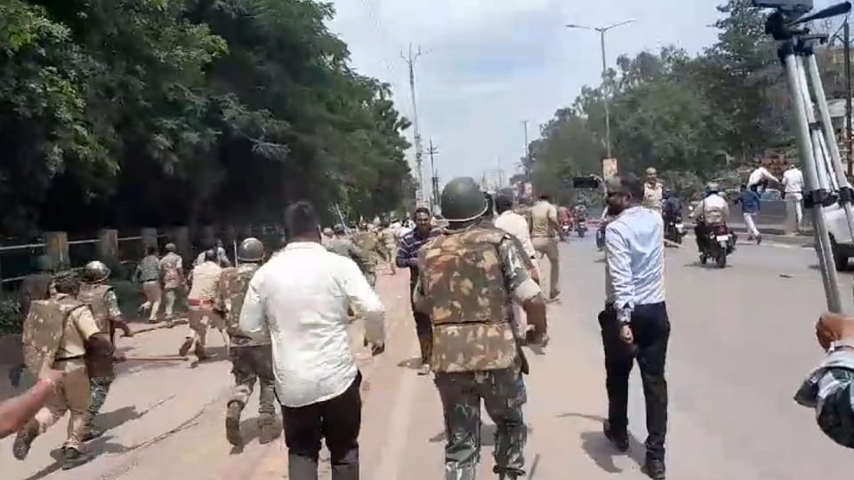 Congress workers surrounded police station police chased and beat them, SHO injured in lathicharge in Durg
