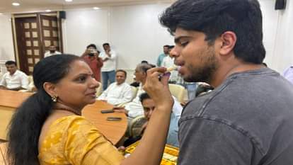 पार्टी कार्यालय में मिठाई खिलातीं के. कविता