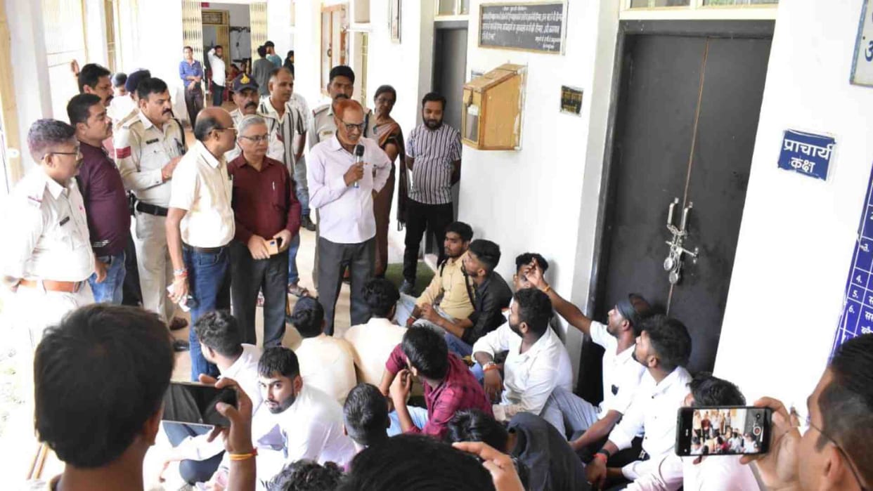 Katni News: NSUI protest at Government Tilak College, Katni