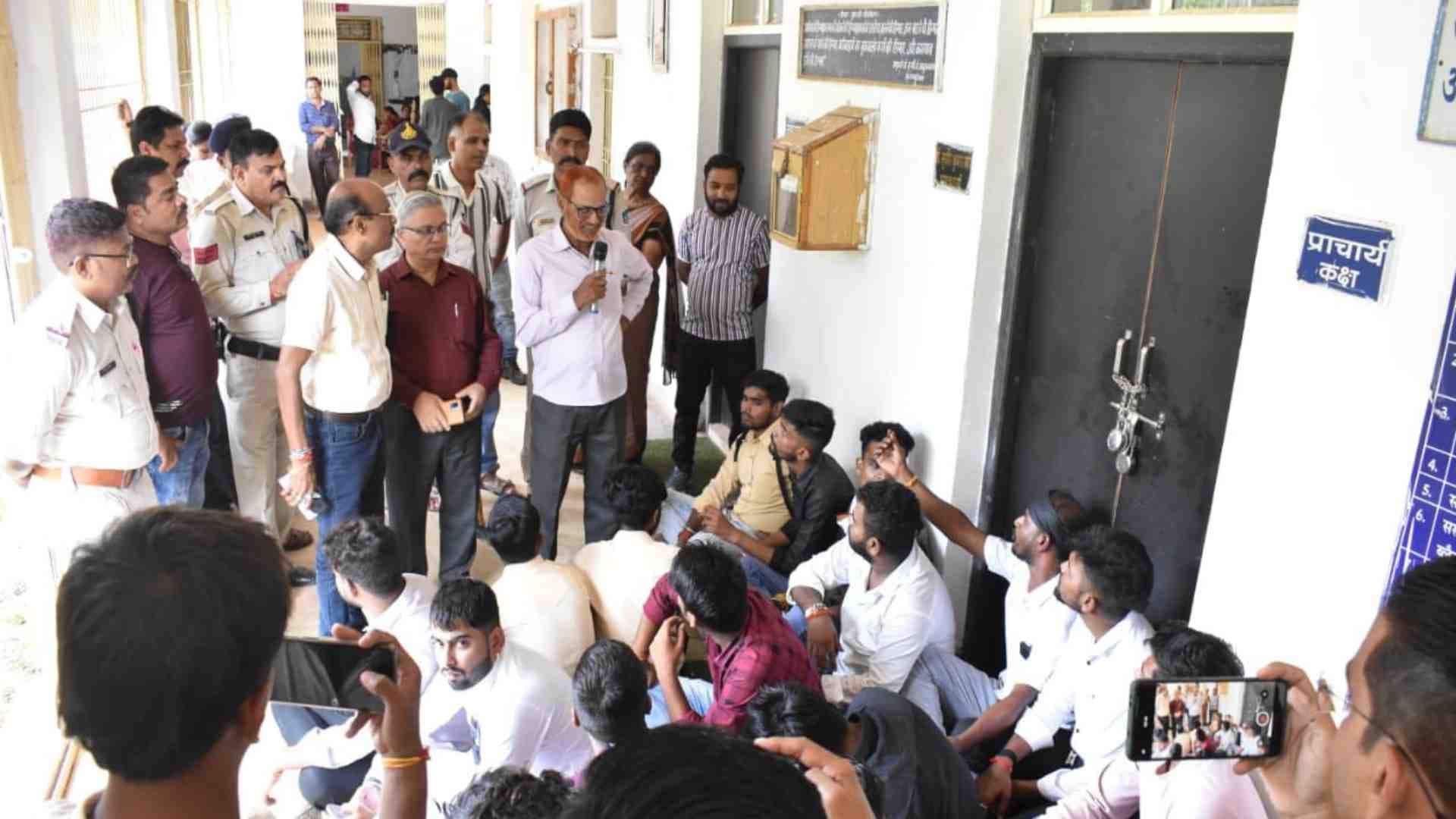 प्रदर्शन करते छात्र।