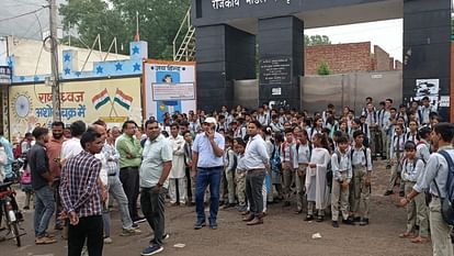 Lack of staff in Bhiwani Tosham Model Sanskriti School, angry villagers locked it; police reached the spot